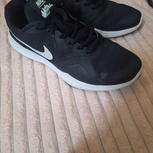 NikeTraining Black and White Athletic Shoes with Cushioned Midsoles Size 7.5